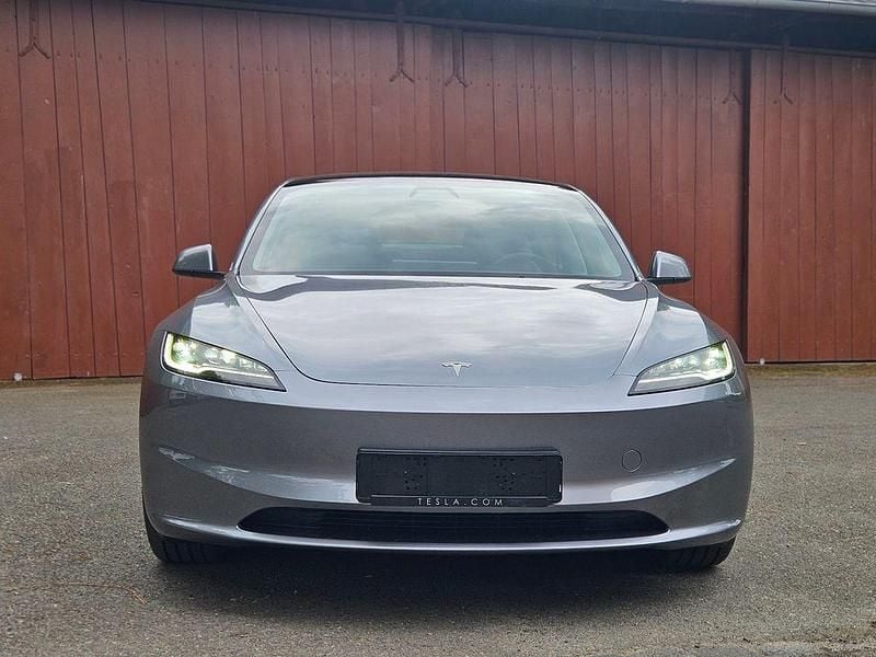 Silber Gebraucht 2024 Tesla Model 3 Long Range Limousine | 47.993 € - Bild 1/4