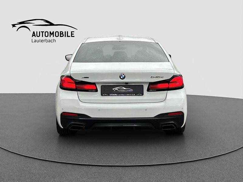 Gebraucht BMW 545e M Sport 394 PS (289 kW) 2021 Weiß Limousine