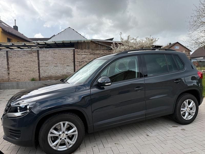 Gebraucht VW Tiguan Trendline 122 PS (89 kW) 2015 Grau SUV