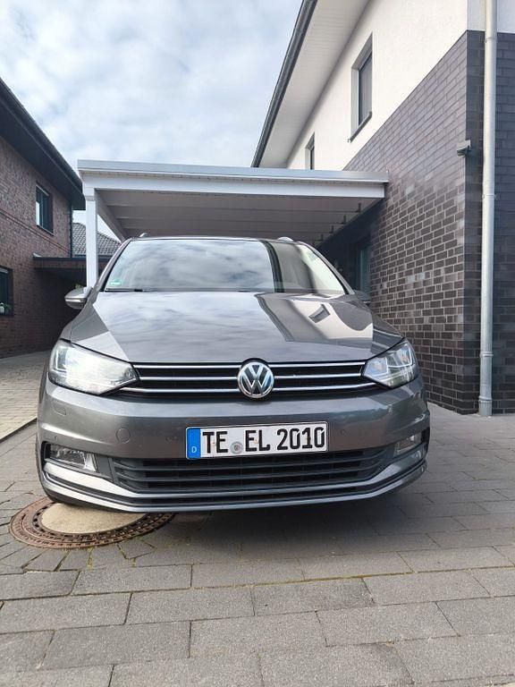 Grau Gebraucht 2016 VW Touran Van / Kleinbus | 11.399 € (Teuer) - Bild 1/4