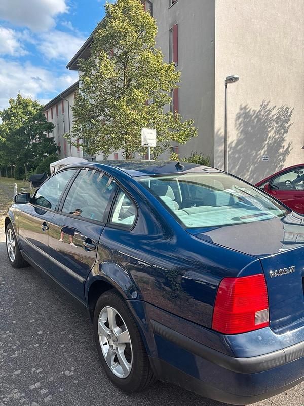Blau Gebraucht 2000 VW Passat Limousine | 1.600 € (Fairer Preis) - Bild 1/4