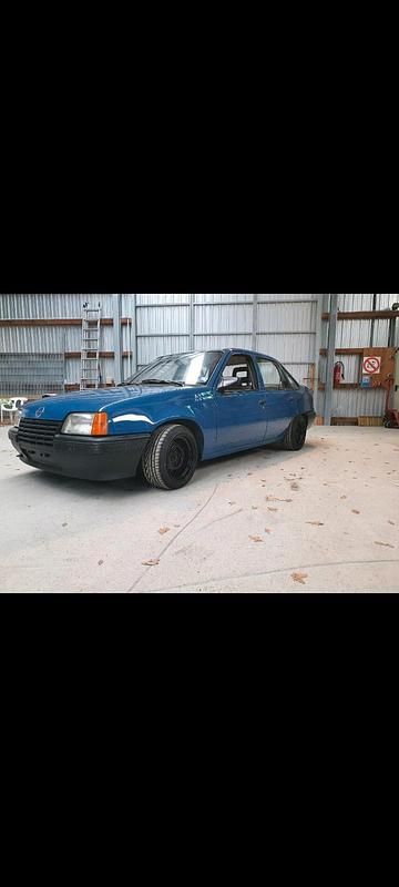Blau Gebraucht 1986 Opel Kadett Limousine | 2.800 € - Bild 1/4