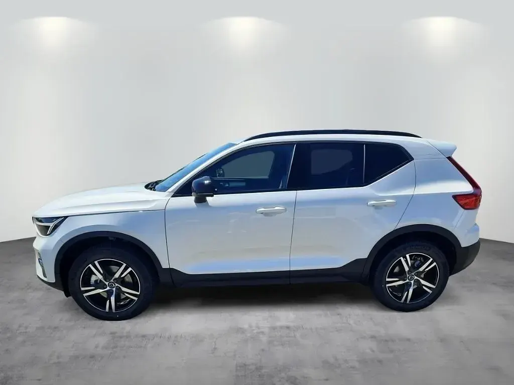 Neu Volvo XC40 Plus 163 PS (119 kW) 2026 Crystal white SUV