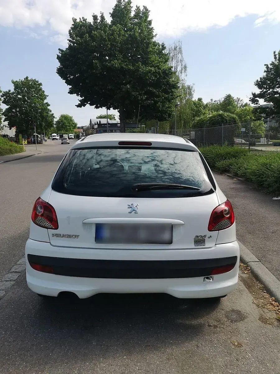 Gebraucht Peugeot 206 75 PS (55 kW) 2010 Weiß Limousine