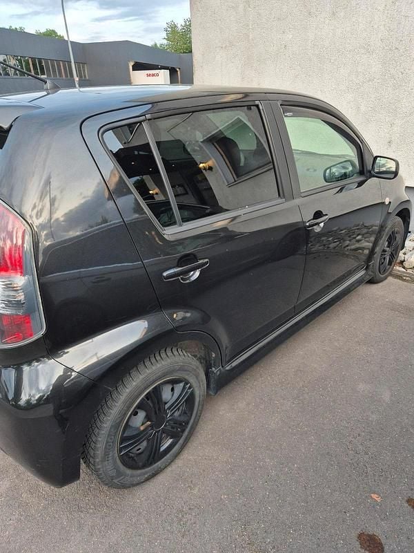 Schwarz Gebraucht 2006 Daihatsu Sirion Kleinwagen | 2.600 € - Bild 1/4