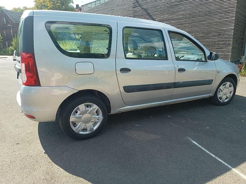 Grau Gebraucht 2011 Dacia Logan MCV Kombi | 2.100 € (Guter Preis) - Bild 1/4
