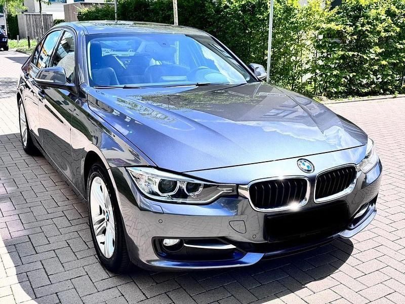 Grau Gebraucht 2012 BMW 320 Sport Line Limousine | 12.299 € (Guter Preis) - Bild 1/4