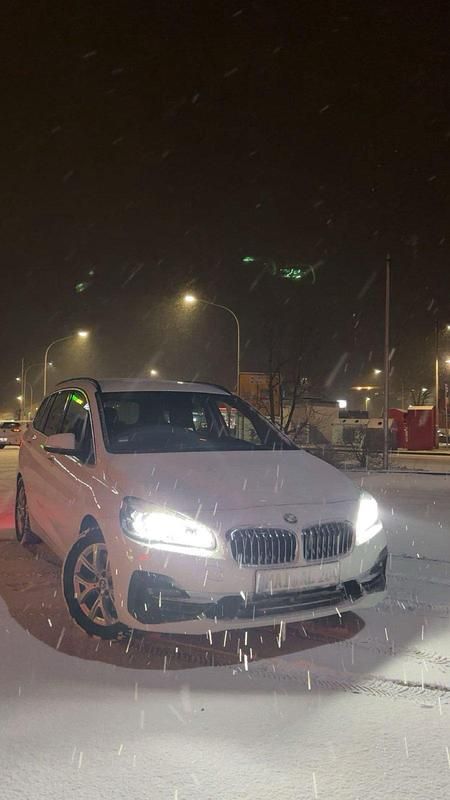 Weiß Gebraucht 2020 BMW 220 Luxury Line Kombi | 26.500 € - Bild 1/4