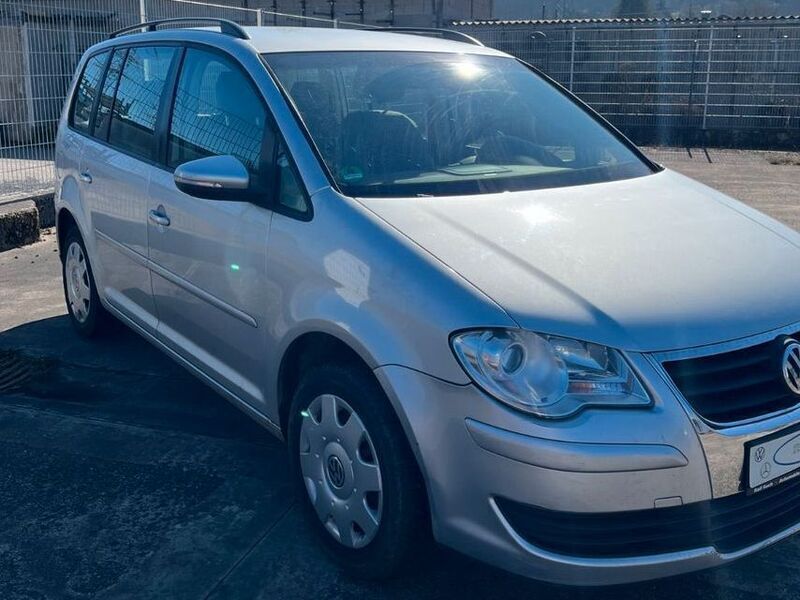 Silber Gebraucht 2010 VW Touran Trendline Van / Kleinbus | 3.900 € (Fairer Preis) - Bild 1/4