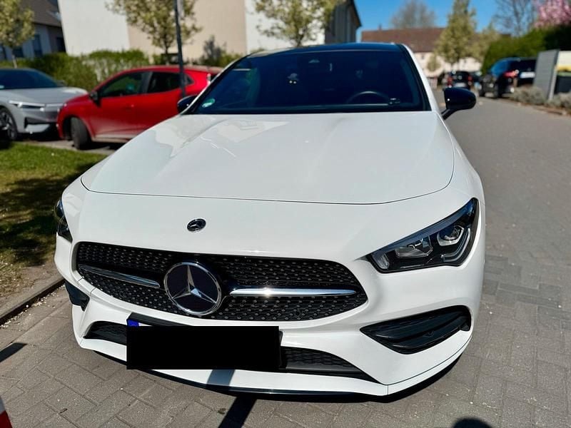 Weiß Gebraucht 2021 Mercedes CLA250e AMG line Limousine | 28.598 € (Superpreis) - Bild 1/4