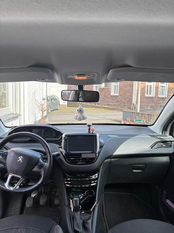 Gebraucht Peugeot 208 68 PS (50 kW) 2014 Weiß Kleinwagen