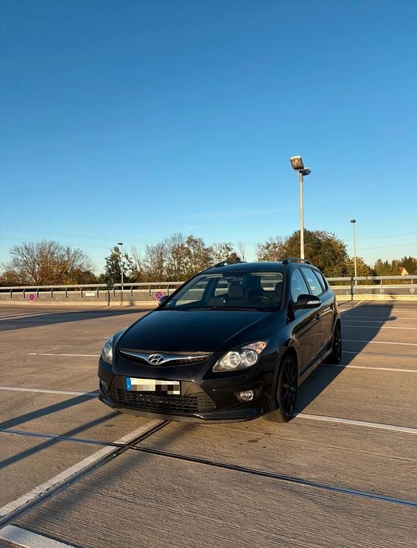 Schwarz Gebraucht 2011 Hyundai i30 Kombi | 5.000 € (Etwas zu teuer) - Bild 1/4