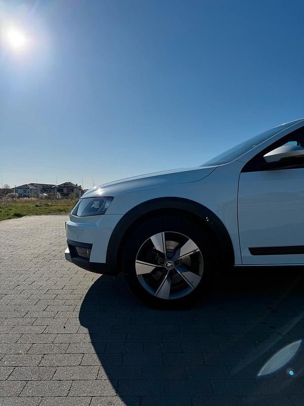 Gebraucht Skoda Octavia Scout 179 PS (131 kW) 2014 Weiß Kombi