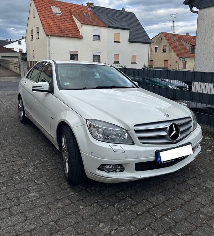 Weiß Gebraucht 2010 Mercedes C200 Avantgarde Limousine | 5.099 € (Guter Preis) - Bild 1/4