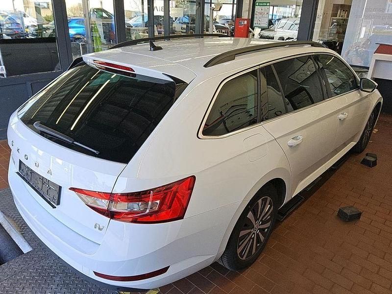 Gebraucht Skoda Superb 156 PS (114 kW) 2022 Weiß Kombi