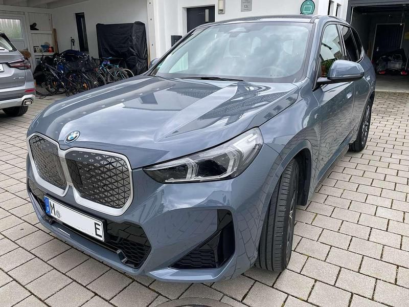 Blau Gebraucht 2024 BMW iX1 M Sport SUV | 43.500 € (Fairer Preis) - Bild 1/4