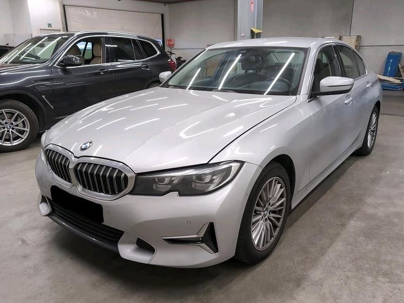 Silber Gebraucht 2019 BMW 318 Luxury Line Limousine | 19.992 € (Fairer Preis) - Bild 1/4