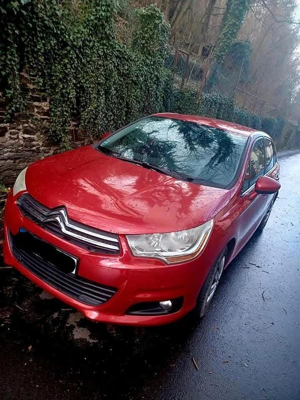 Rot Gebraucht 2011 Citroën C4 Limousine | 4.000 € (Fairer Preis) - Bild 1/4