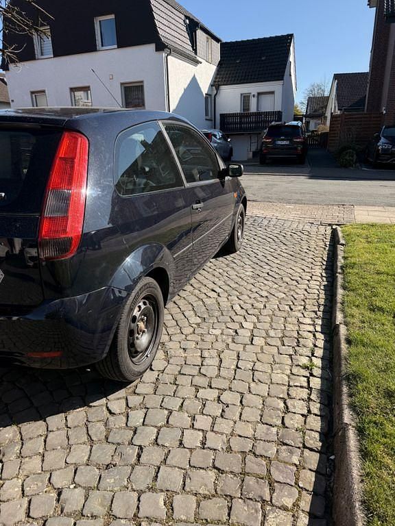 Gebraucht Ford Fiesta Ambiente 60 PS (44 kW) 2005 Blau Kleinwagen