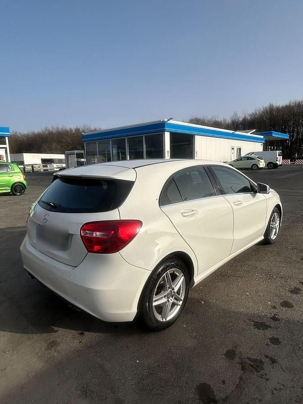 Gebraucht Mercedes A180 122 PS (89 kW) 2013 Schwarz Kleinwagen
