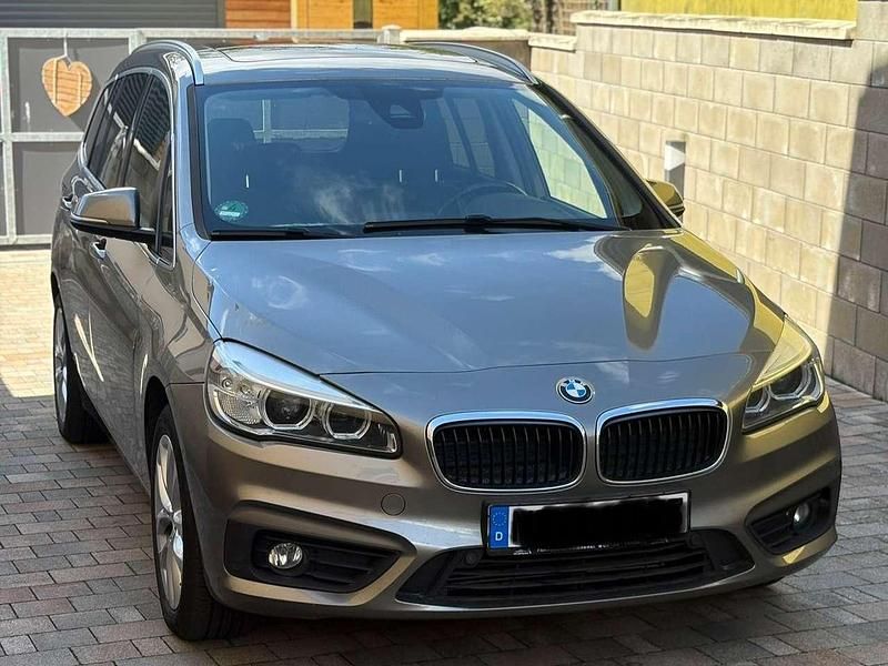 Beige Gebraucht 2016 BMW 220 Gran Tourer Advantage Van / Kleinbus | 16.400 € (Etwas zu teuer) - Bild 1/4