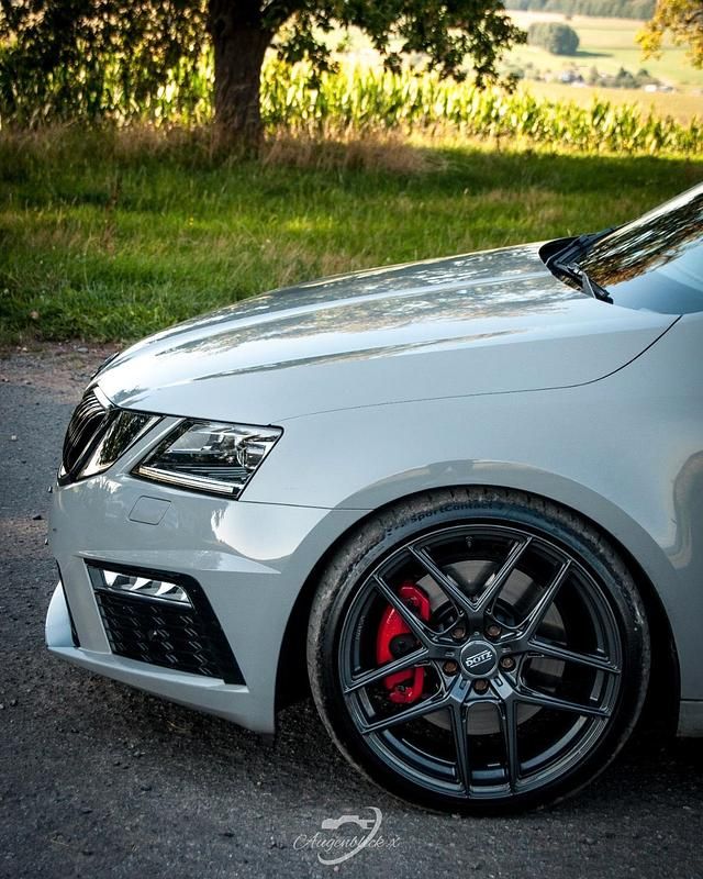 Grau Gebraucht 2018 Skoda Octavia RS Kombi | 20.000 € (Etwas zu teuer) - Bild 1/4