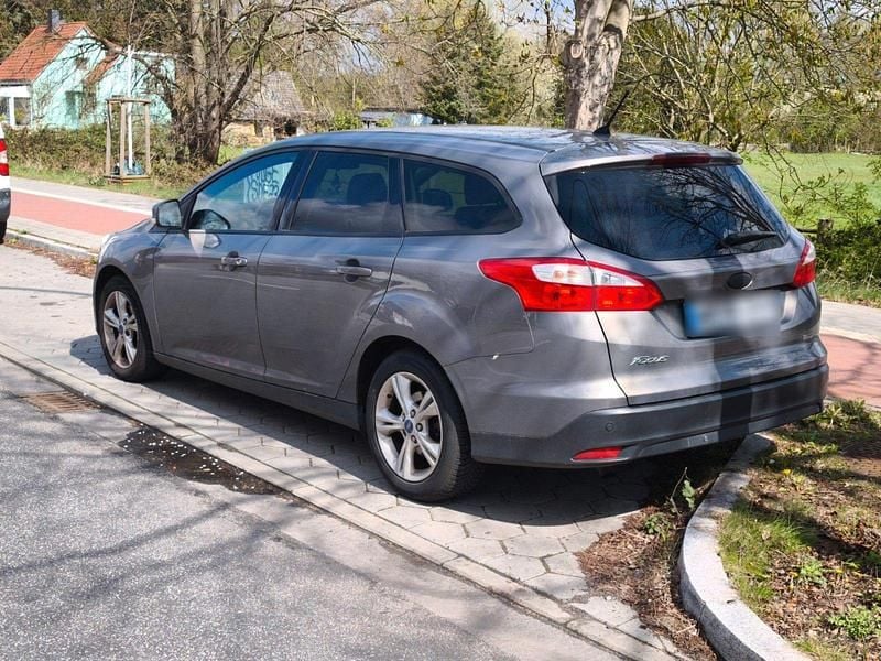 Gebraucht Ford Focus 101 PS (74 kW) 2012 Grau Kombi