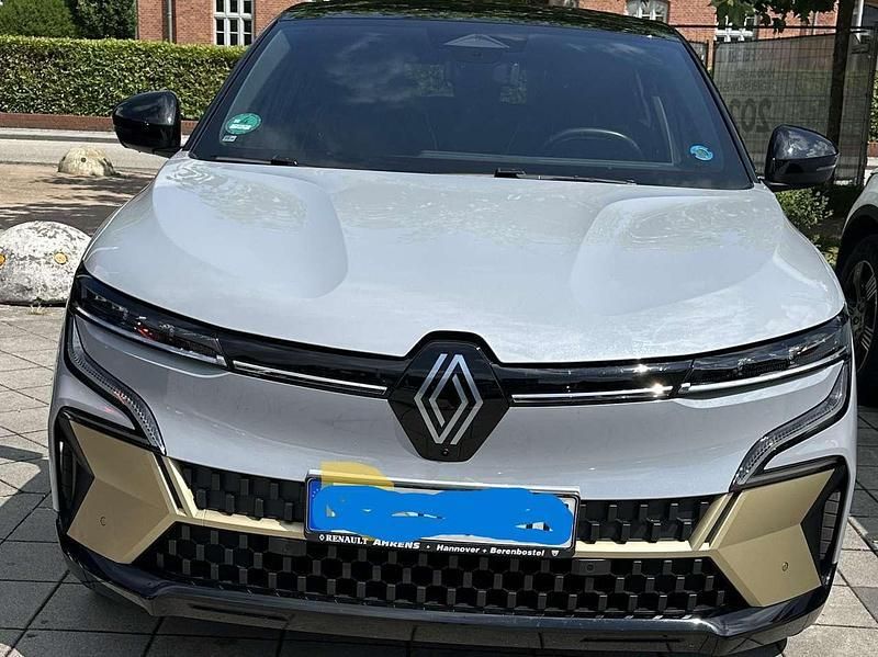 Grau Gebraucht 2022 Renault Mégane Iconic Limousine | 29.990 € (Etwas zu teuer) - Bild 1/4