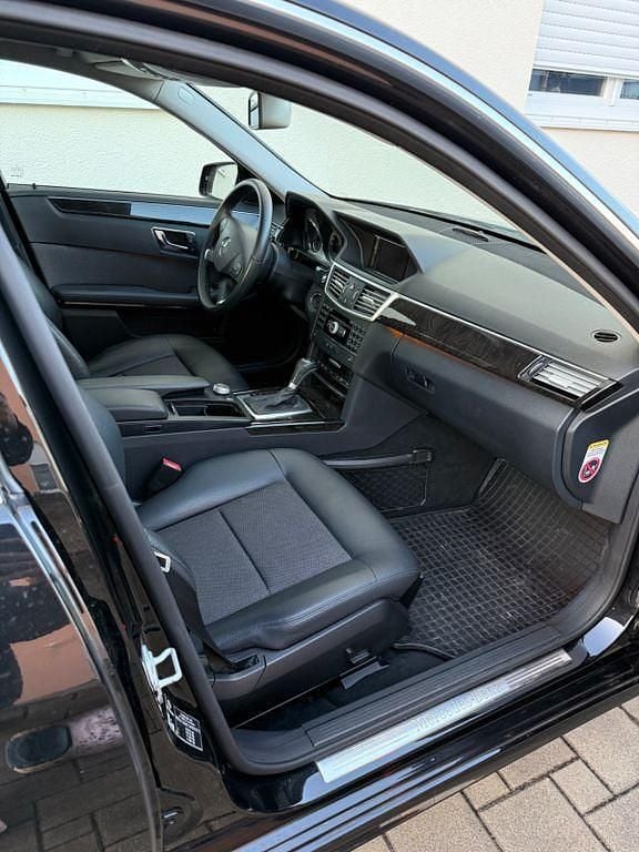 Gebraucht Mercedes E220 Avantgarde 170 PS (125 kW) 2009 Schwarz Limousine
