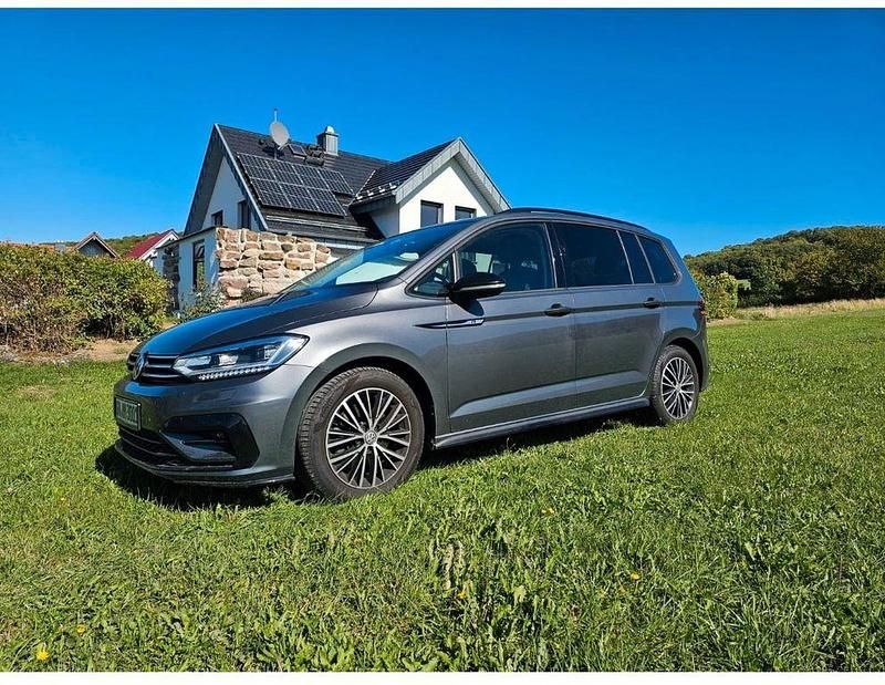 Grau Gebraucht 2019 VW Touran R-line Van / Kleinbus | 25.100 € (Superpreis) - Bild 1/4