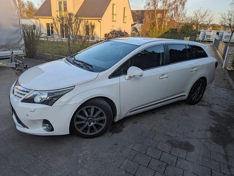 Gebraucht Toyota Avensis 147 PS (108 kW) 2012 Weiß Limousine