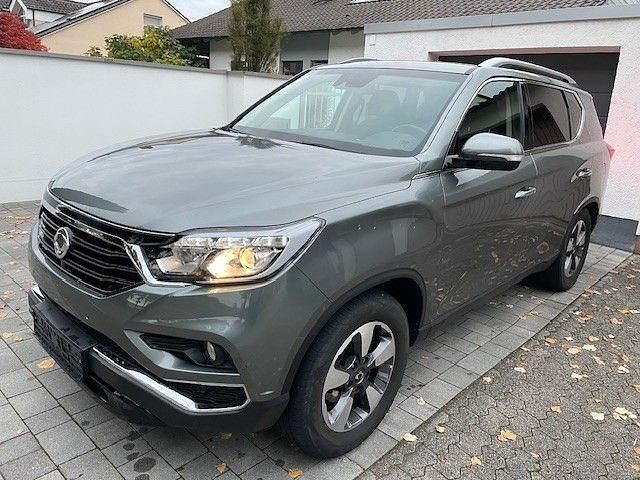 Grau Gebraucht 2018 Ssangyong (KGM) Rexton Sapphire SUV | 19.600 € - Bild 1/4