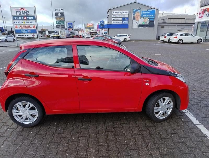 Gebraucht Toyota Aygo 72 PS (52 kW) 2018 Rot Kleinwagen