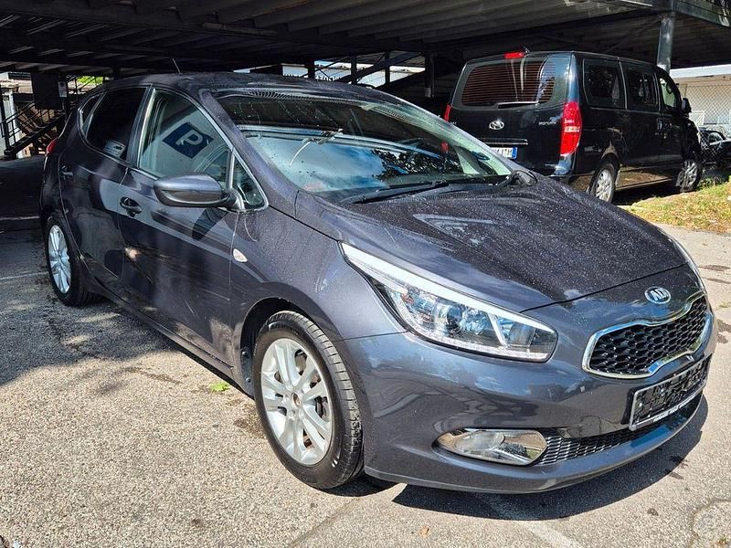 Grau Gebraucht 2014 Kia Ceed FIFA World Cup Edition Limousine | 7.990 € (Fairer Preis) - Bild 1/4