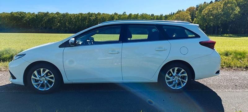 Weiß Gebraucht 2016 Toyota Auris Touring Sports Kombi | 13.800 € (Fairer Preis) - Bild 1/4