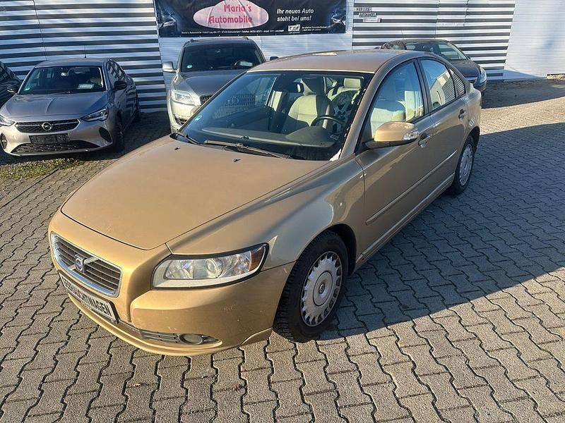 Gold Gebraucht 2009 Volvo S40 Momentum Limousine | 4.495 € (Fairer Preis) - Bild 1/4