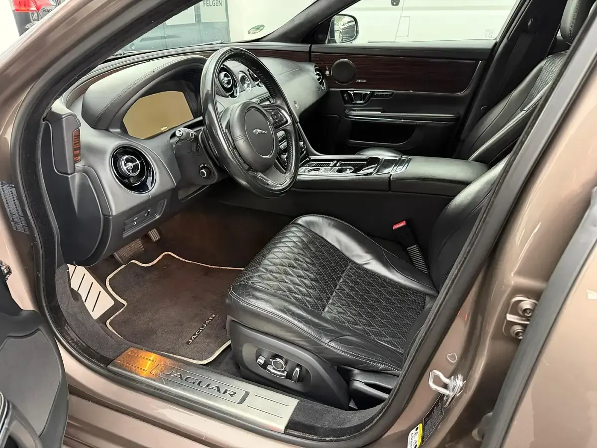 Gebraucht Jaguar XJ 300 PS (220 kW) 2016 Gold Limousine