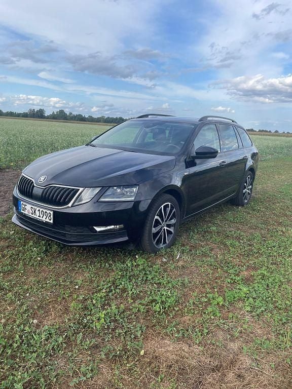 Schwarz Gebraucht 2019 Skoda Octavia Soleil Kombi | 15.500 € (Superpreis) - Bild 1/4