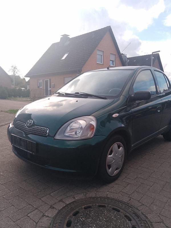 Grün Gebraucht 2002 Toyota Yaris Kleinwagen | 1.450 € (Guter Preis) - Bild 1/4