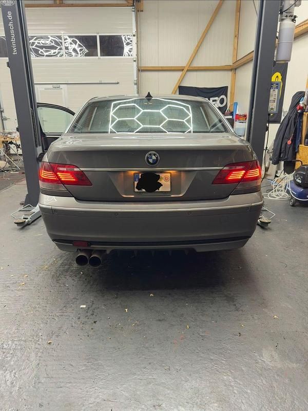 Gebraucht BMW 750L 367 PS (269 kW) 2005 Grau Limousine