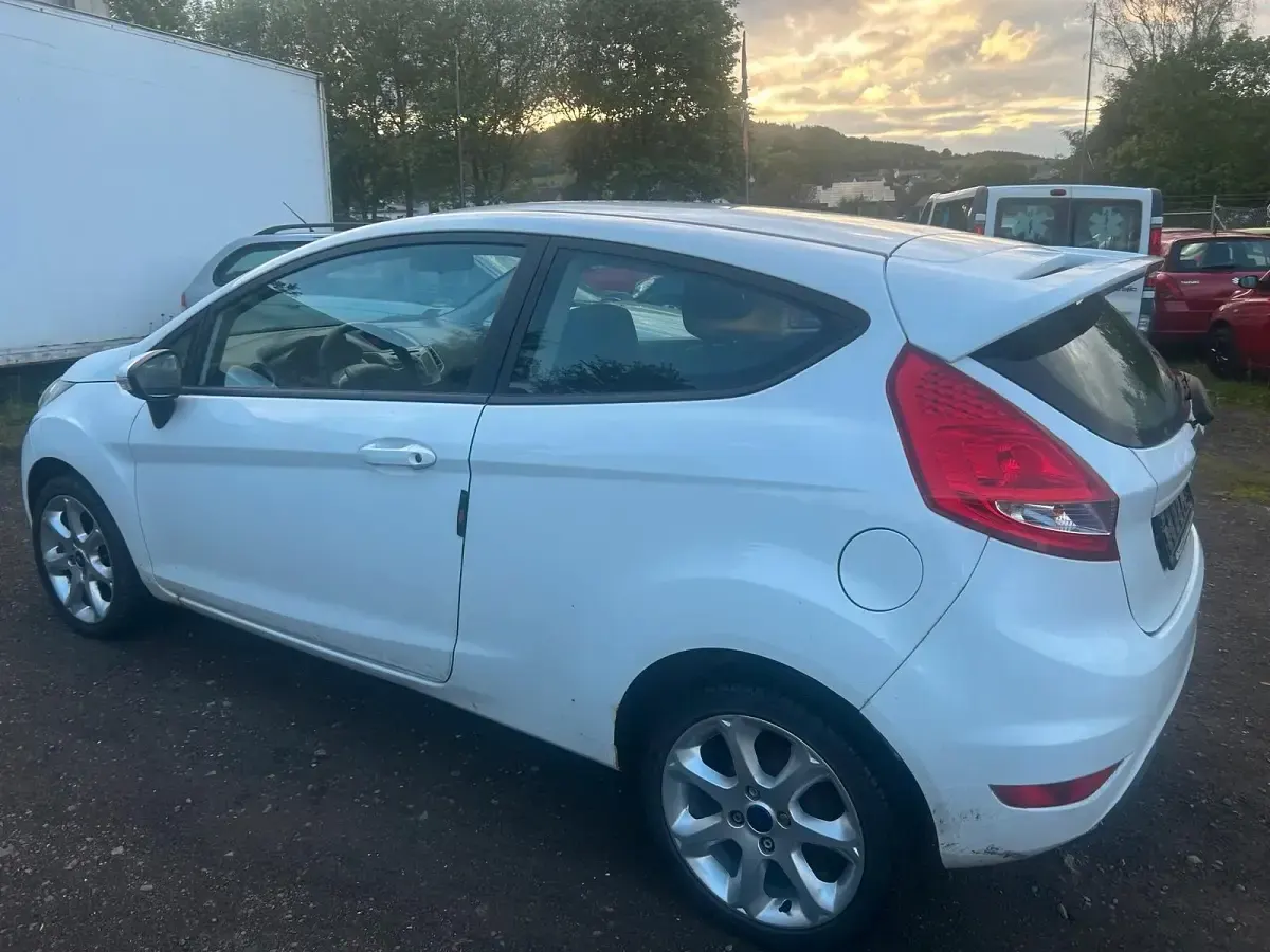 Gebraucht Ford Fiesta 60 PS (44 kW) 2008 Weiß Kleinwagen
