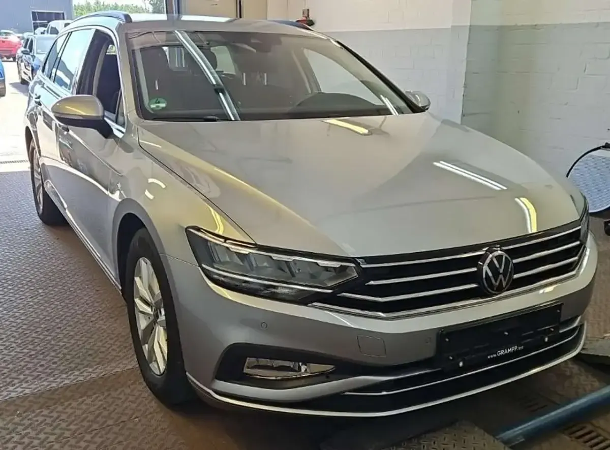 Gebraucht VW Passat Business 150 PS (110 kW) 2023 Silber Kombi