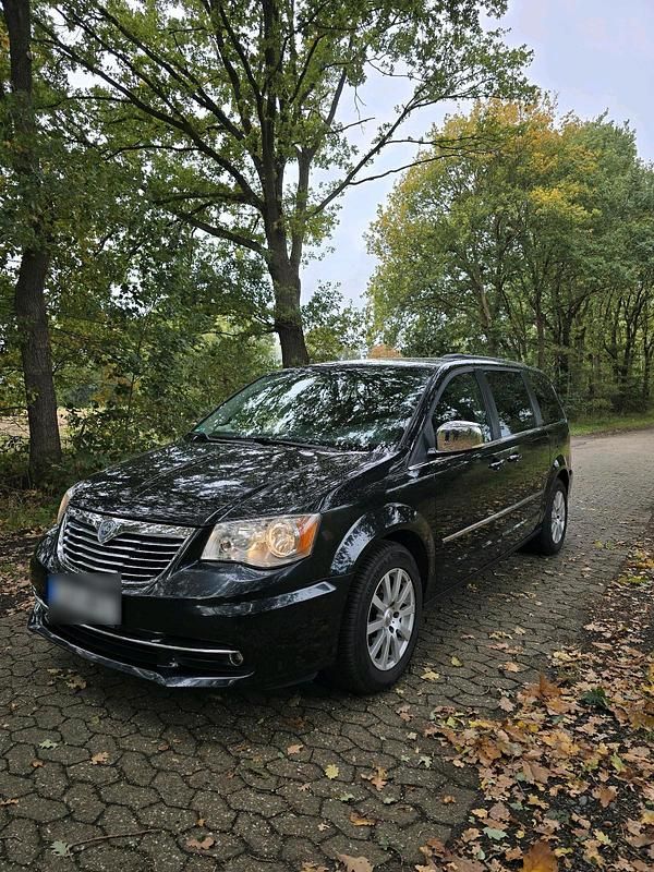 Schwarz Gebraucht 2011 Lancia Voyager Van / Kleinbus | 6.400 € (Fairer Preis) - Bild 1/4