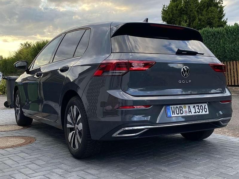 Grau Gebraucht 2024 VW Golf VIII Life Limousine | 21.400 € (Superpreis) - Bild 1/4