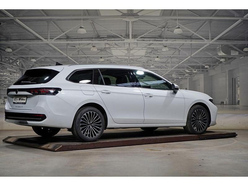 Neu VW Passat IQ Drive 150 PS (110 kW) 2025 Oryxweiß perlmutteffekt Kombi