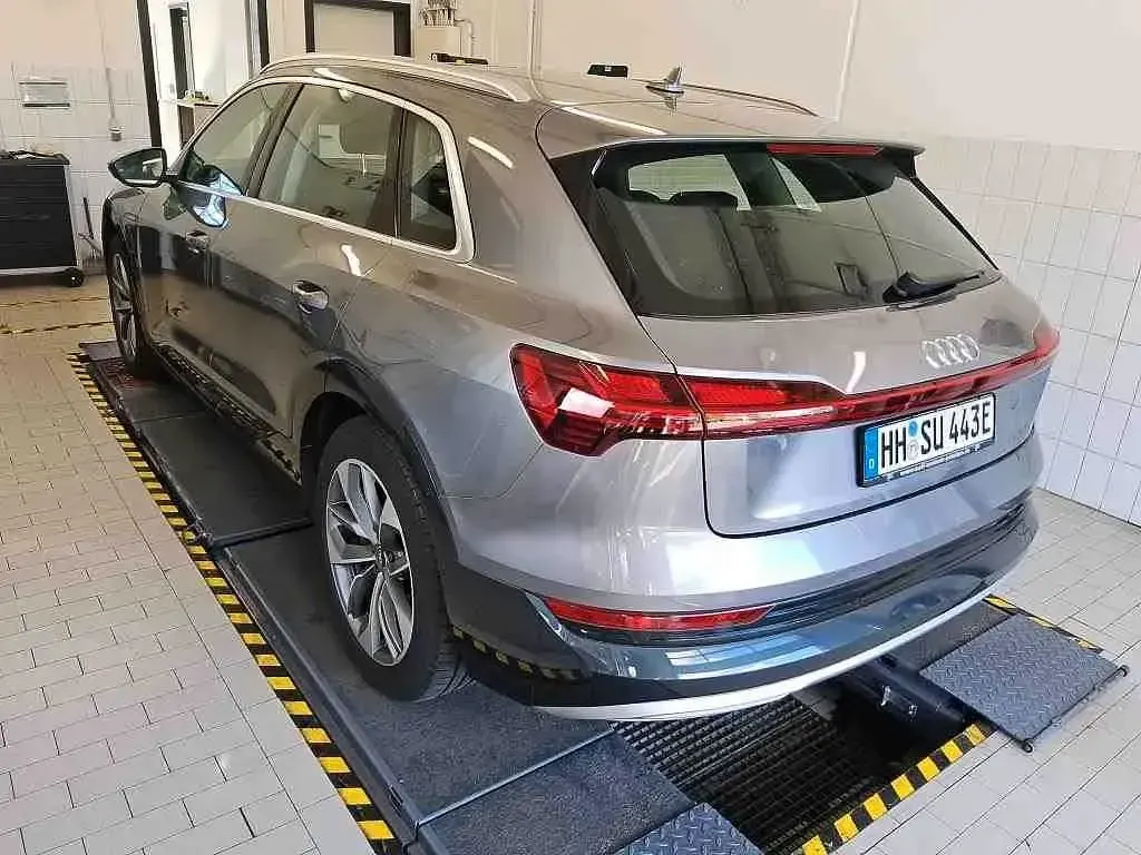 Gebraucht Audi e-tron Advanced 300 kW (408 PS) 2021 Taifungrau SUV