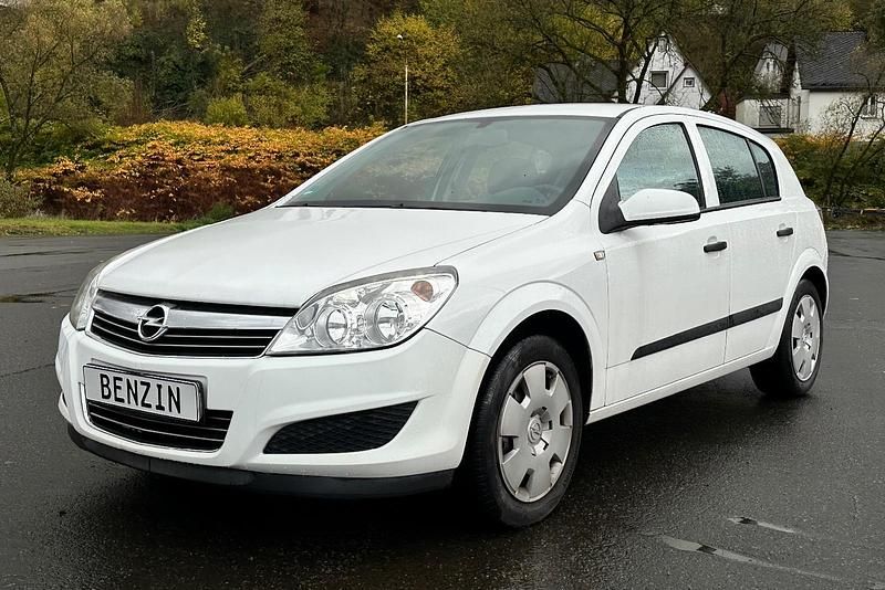 Weiß Gebraucht 2009 Opel Astra Limousine | 1.499 € (Guter Preis) - Bild 1/4