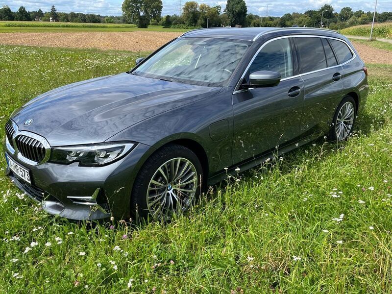 Grau Gebraucht 2021 BMW 330e Luxury Line Kombi | 32.200 € (Fairer Preis) - Bild 1/4