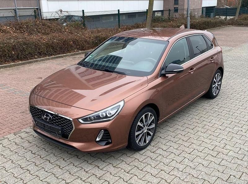 Gebraucht Hyundai i30 120 PS (88 kW) 2017 Braun Limousine