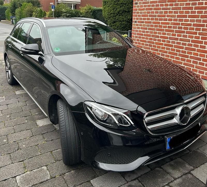 Schwarz Gebraucht 2018 Mercedes E200 Avantgarde Kombi | 22.500 € (Guter Preis) - Bild 1/4